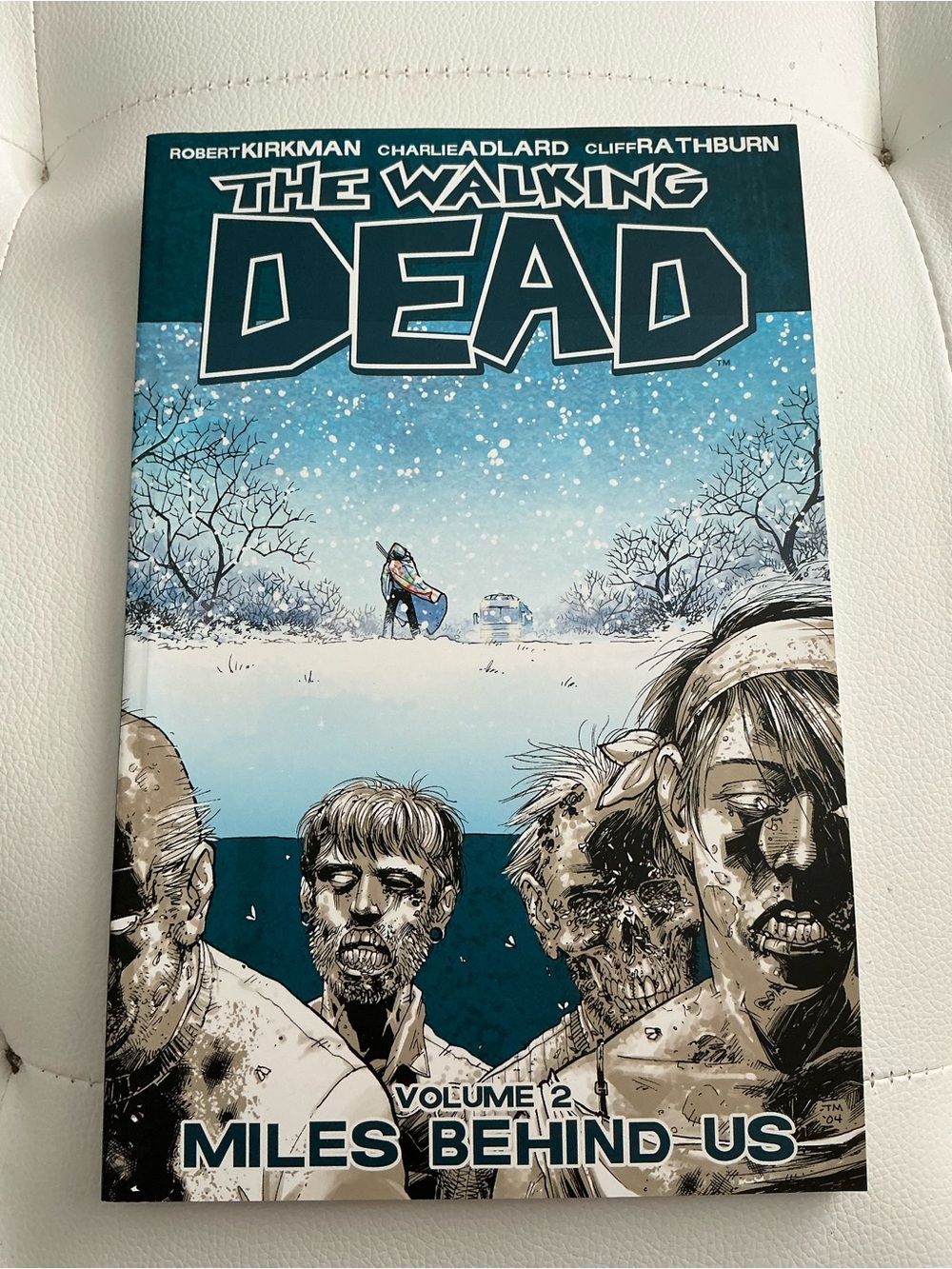 The Walking Dead Volume 2 - Miles Behind Us (Blue Cover)